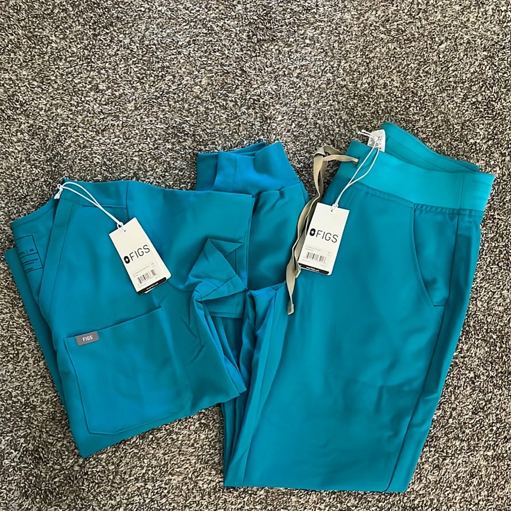 Figs Teal scrub set. Xsmall top. Xsmall regular joggers.